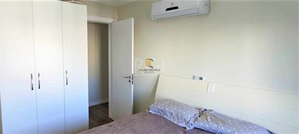 Excelente, amplo e ensolarado apartamento 3 dormitórios sendo 1 suíte, com living 2 ambientes, banheiro social, semimobiliado e com 2 vagas de garagem.
