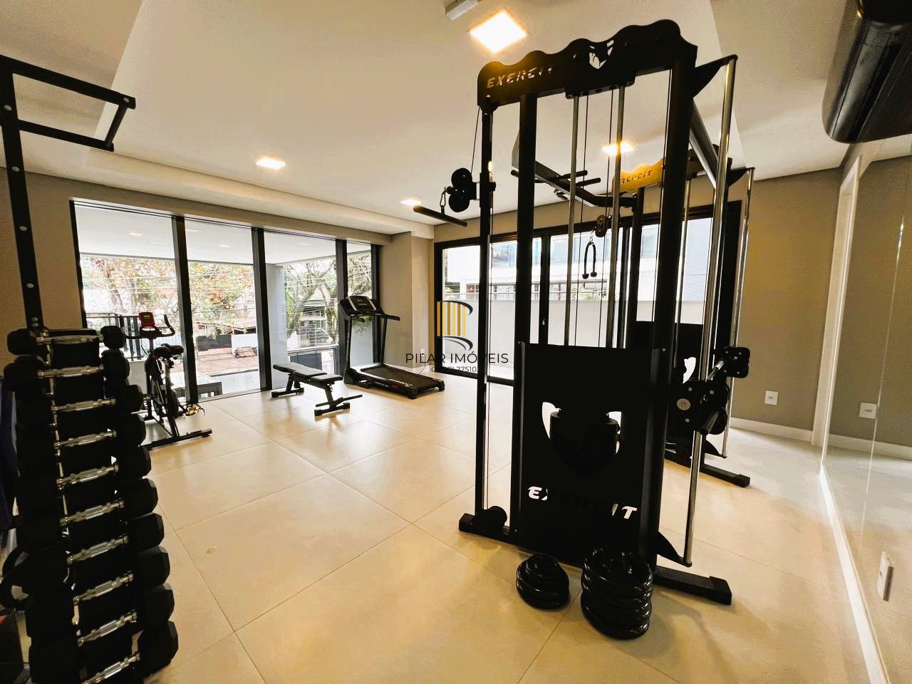 Excelente apartamento 2 dormitórios com sacada e vaga coberta no Petrópolis