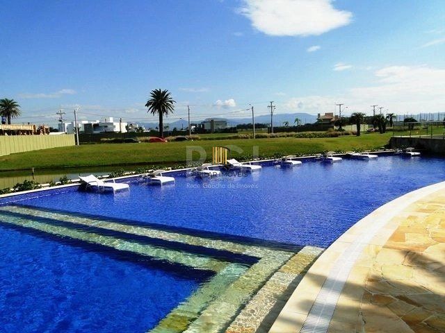 Excepcional sobrado 5 dormitórios com 5 suítes, totalmente mobiliado e ricamente decorado a beira lago em Xangrilá, no Condomínio Enseada.
