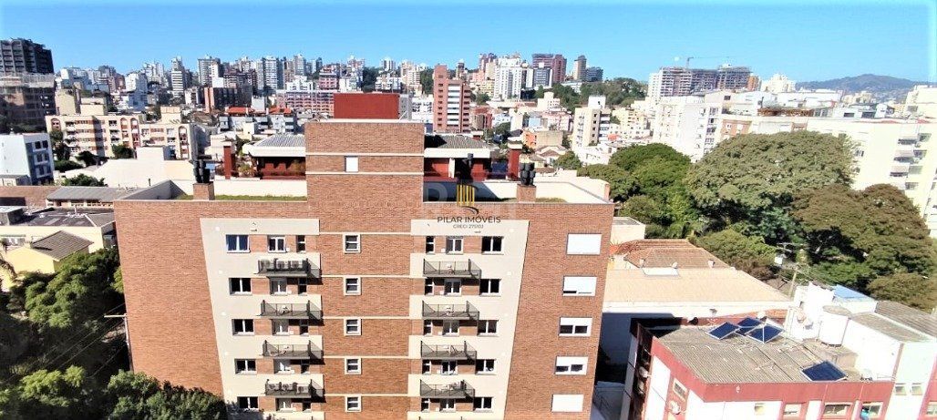 Excelente, amplo e ensolarado apartamento 3 dormitórios sendo 1 suíte, com living 2 ambientes, banheiro social, semimobiliado e com 2 vagas de garagem.