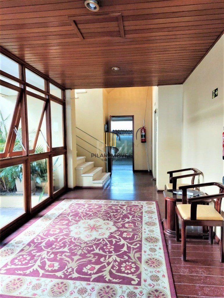 Apartamento 2 dormitórios semimobiliado, living 2 ambientes com lareira, cozinha e área de serviço, banheiro social, sacada e churrasqueira. 