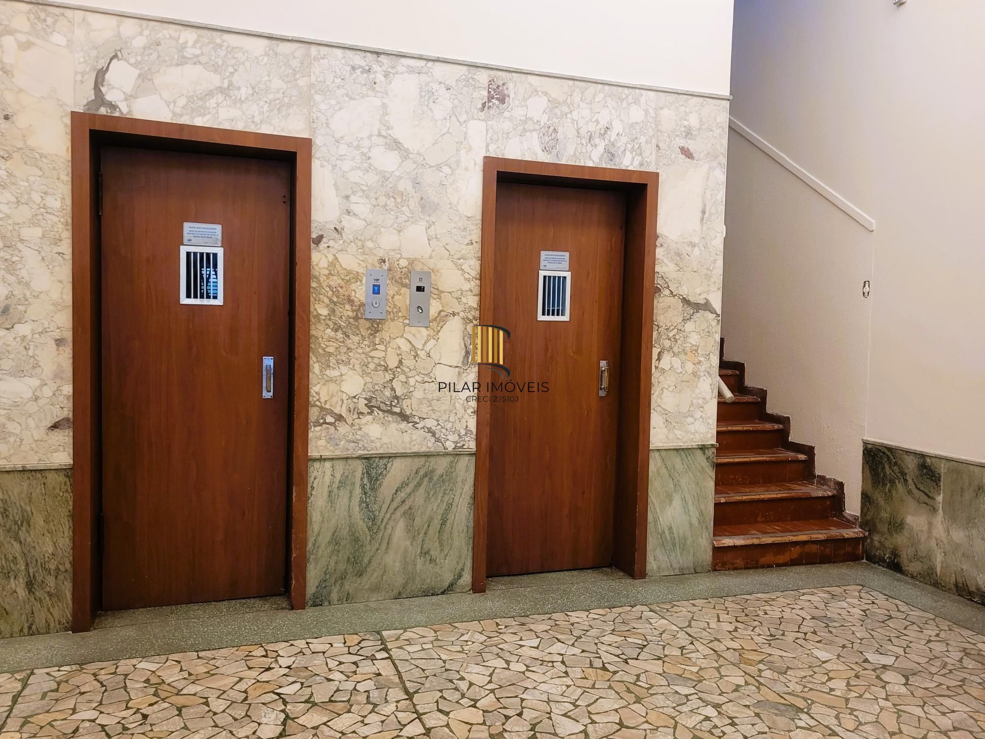 Excelente apartamento 2 dormitórios com  vista espetacular e sacada  na Rua :Dr. Barros Cassal .