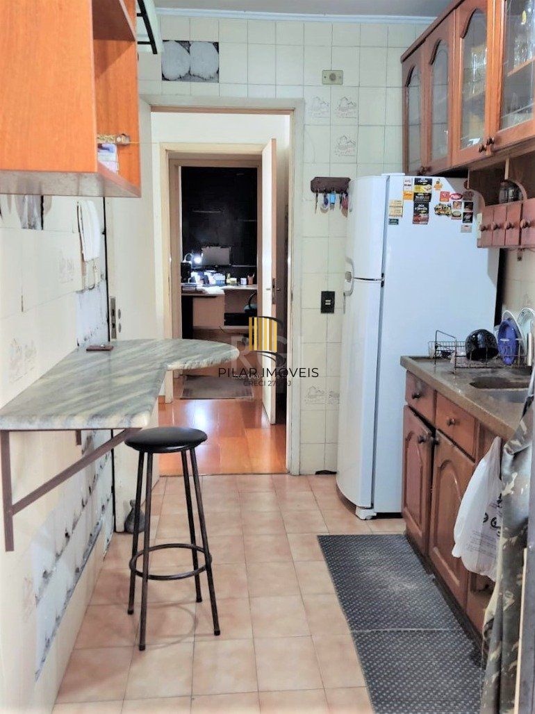 Apartamento 2 dormitórios semimobiliado, living 2 ambientes com lareira, cozinha e área de serviço, banheiro social, sacada e churrasqueira. 
