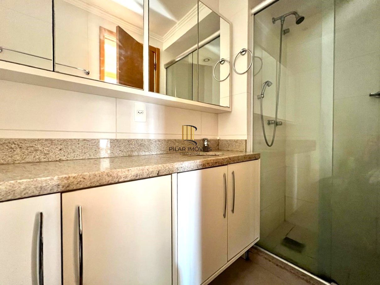 Apartamento 2 dormitórios semimobiliado com box duplo e Infra no Menino Deus