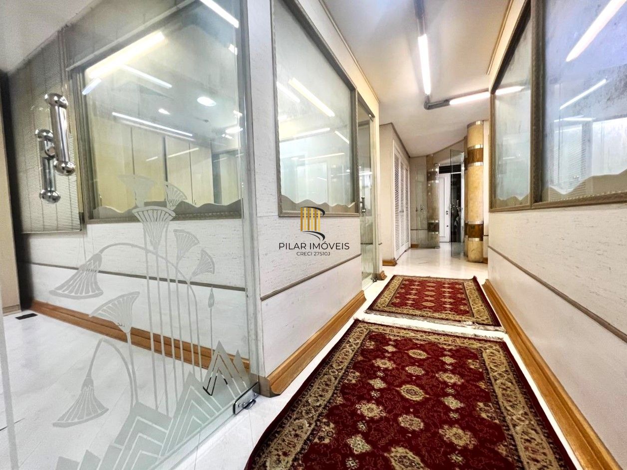 AMPLA SALA COMERCIAL NO CENTRO DE PORTO ALEGRE, DE FRENTE,  MOBILIADA E DECORADA!