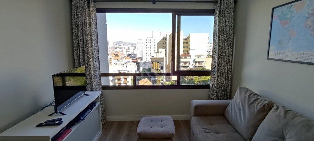Excelente, amplo e ensolarado apartamento 3 dormitórios sendo 1 suíte, com living 2 ambientes, banheiro social, semimobiliado e com 2 vagas de garagem.
