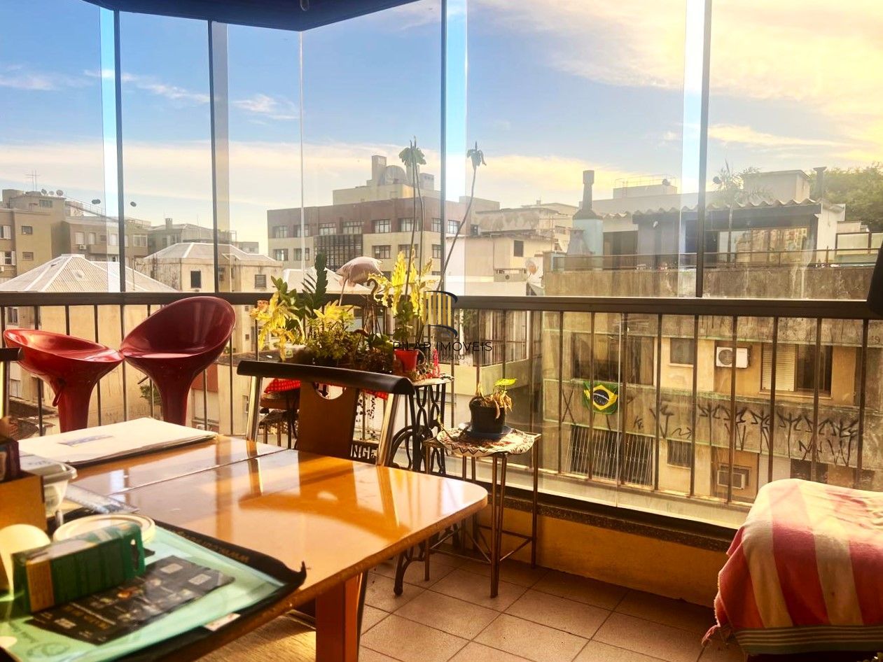 OPORTUNIDADE ÚNICA NO BOM FIM: APARTAMENTO 2 DORMITÓRIOS COM VAGA E ELEVADOR