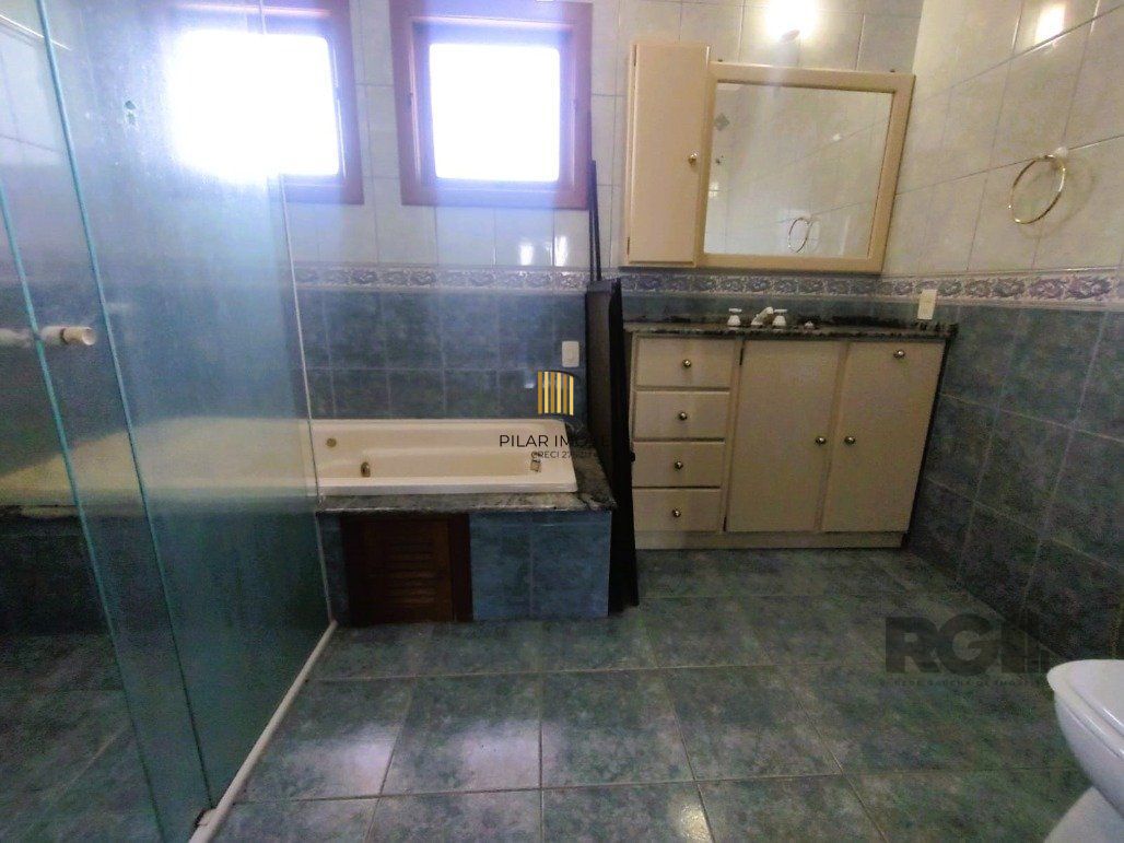 lindíssima e confortável casa com 3 quartos, piscina e 3 vagas no Parque Santa Fé em Porto Alegre!