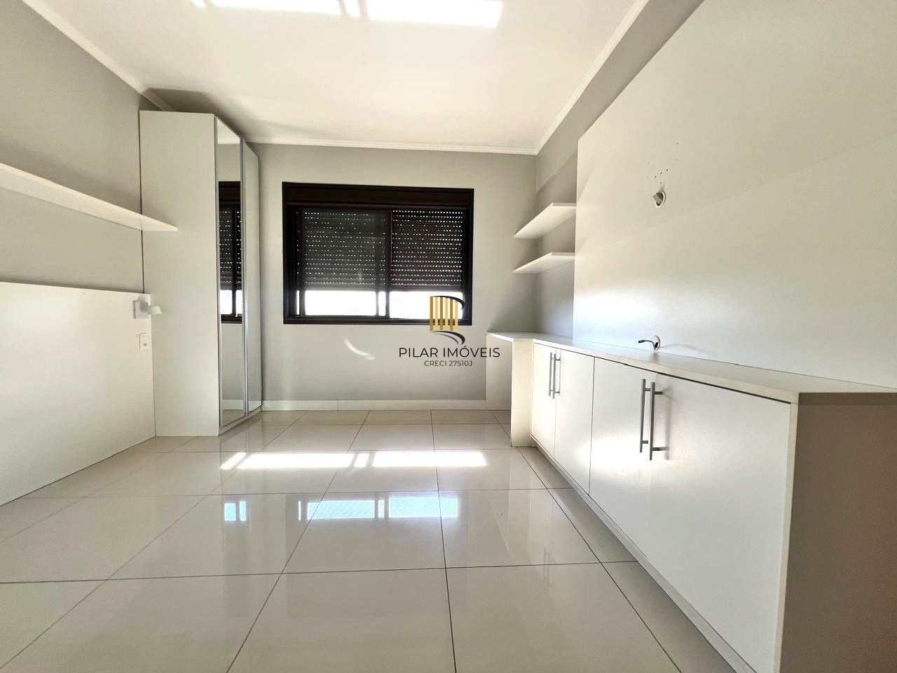 Apartamento 2 dormitórios semimobiliado com box duplo e Infra no Menino Deus