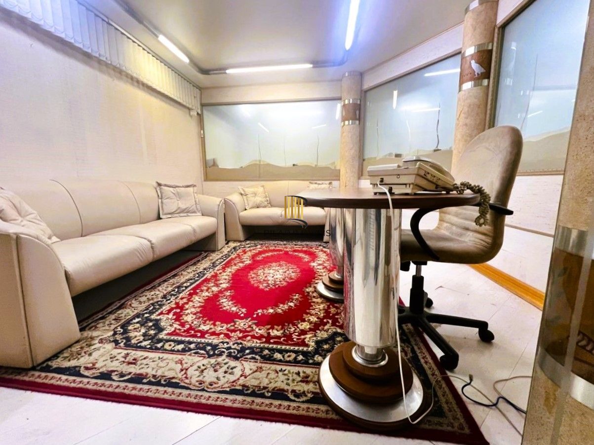 AMPLA SALA COMERCIAL NO CENTRO DE PORTO ALEGRE, DE FRENTE,  MOBILIADA E DECORADA!