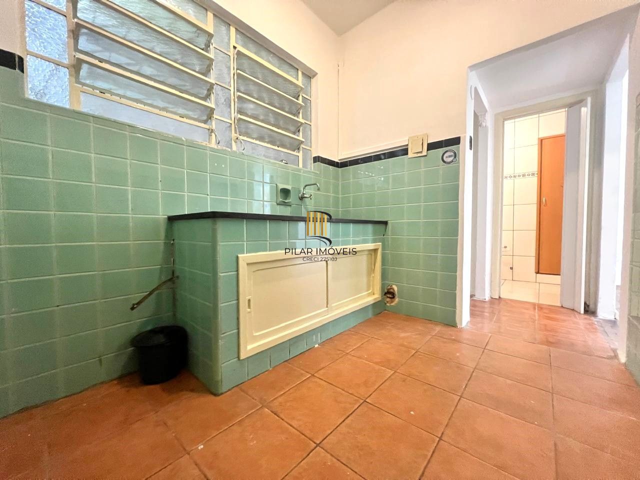 No Centro de Porto Alegre, apartamento 1 dormitório de frente e com sacada!