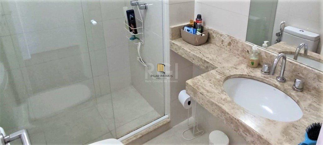 Excelente, amplo e ensolarado apartamento 3 dormitórios sendo 1 suíte, com living 2 ambientes, banheiro social, semimobiliado e com 2 vagas de garagem.