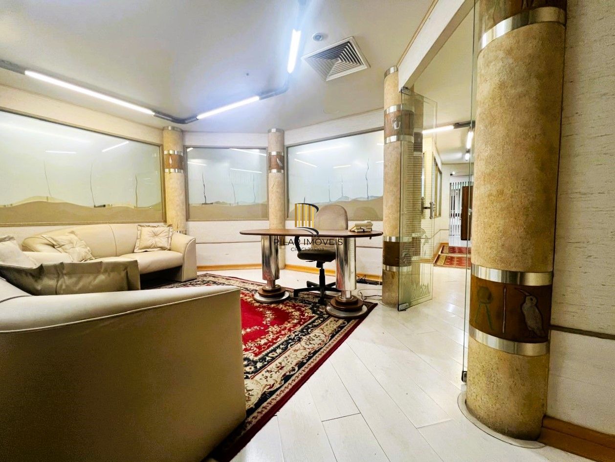 AMPLA SALA COMERCIAL NO CENTRO DE PORTO ALEGRE, DE FRENTE,  MOBILIADA E DECORADA! - Pilar Imóveis