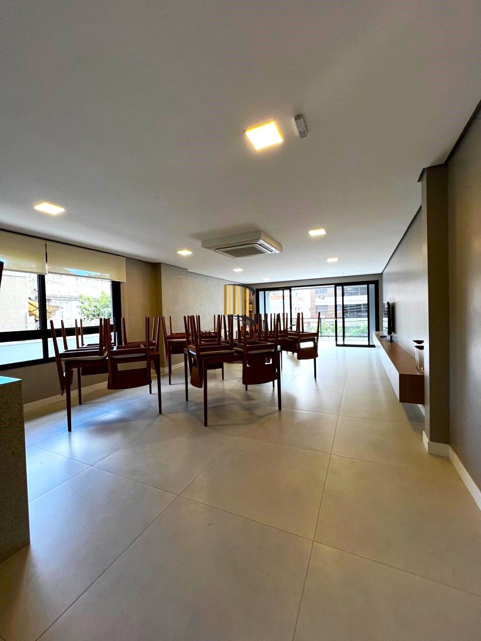 Excelente apartamento 2 dormitórios com sacada e vaga coberta no Petrópolis