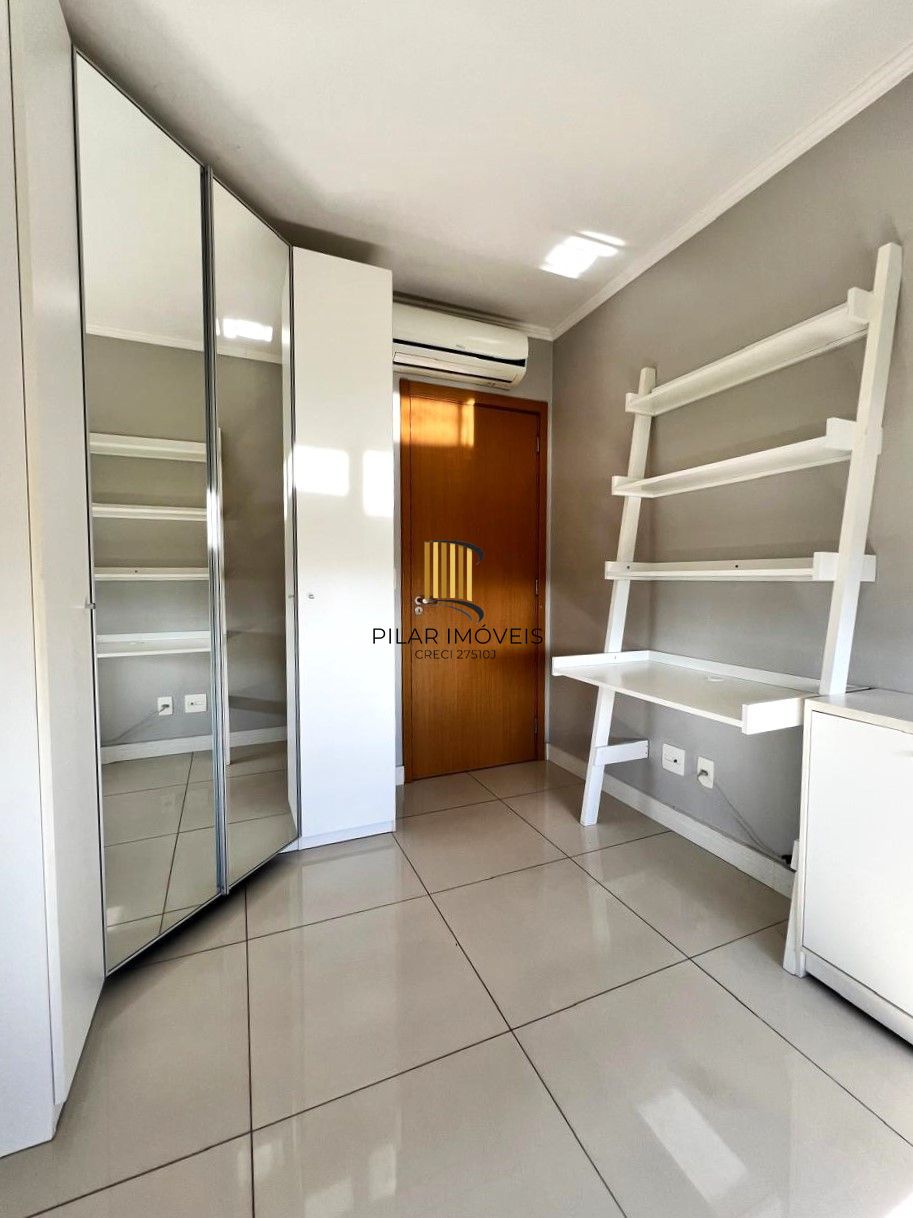 Apartamento 2 dormitórios semimobiliado com box duplo e Infra no Menino Deus