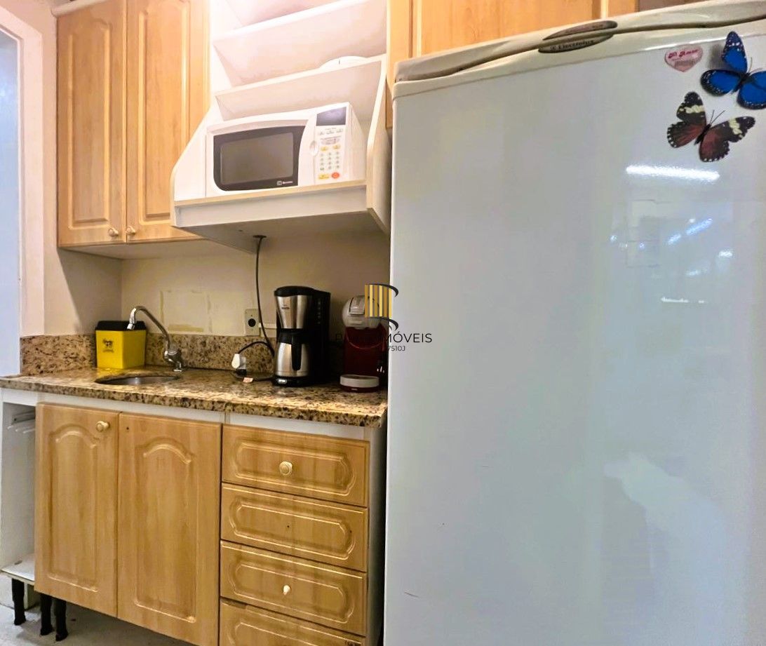 AMPLA SALA COMERCIAL NO CENTRO DE PORTO ALEGRE, DE FRENTE,  MOBILIADA E DECORADA!