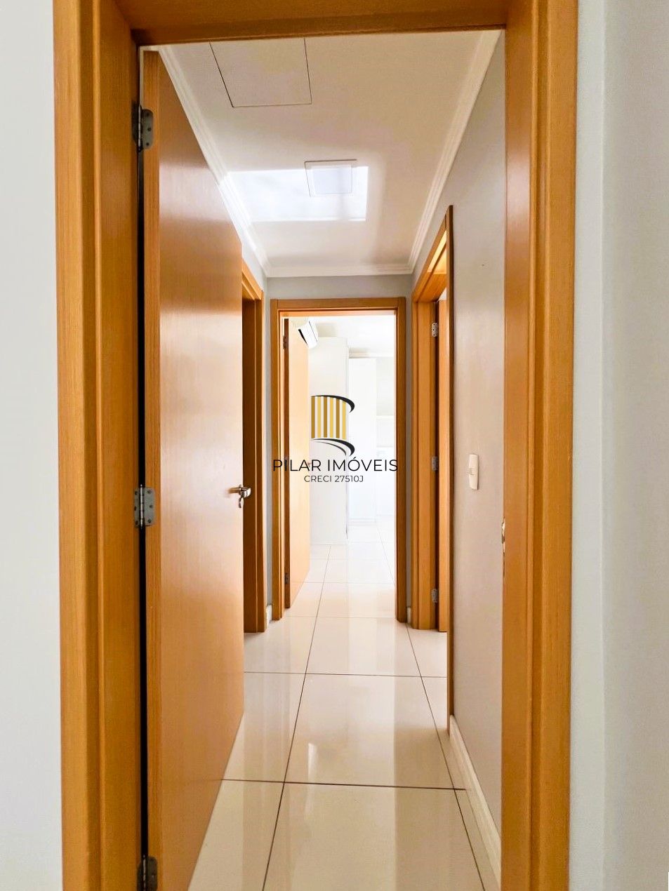 Apartamento 2 dormitórios semimobiliado com box duplo e Infra no Menino Deus