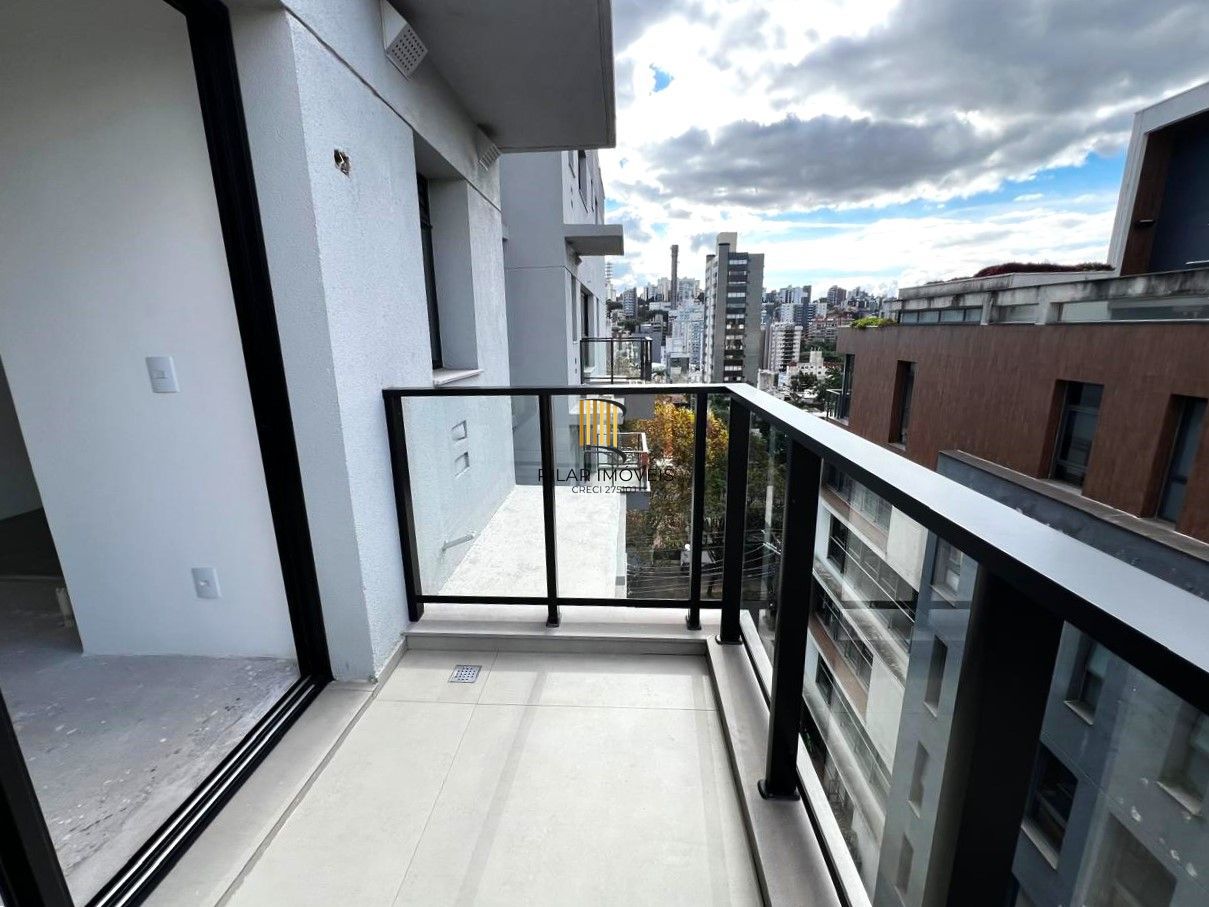 Excelente apartamento 2 dormitórios com sacada e vaga coberta no Petrópolis