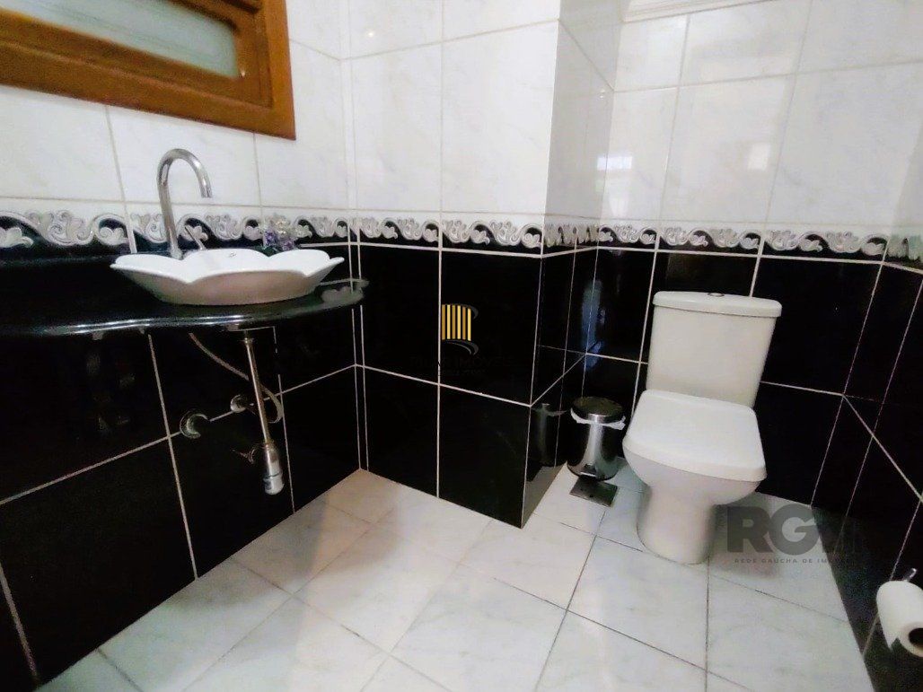 lindíssima e confortável casa com 3 quartos, piscina e 3 vagas no Parque Santa Fé em Porto Alegre!