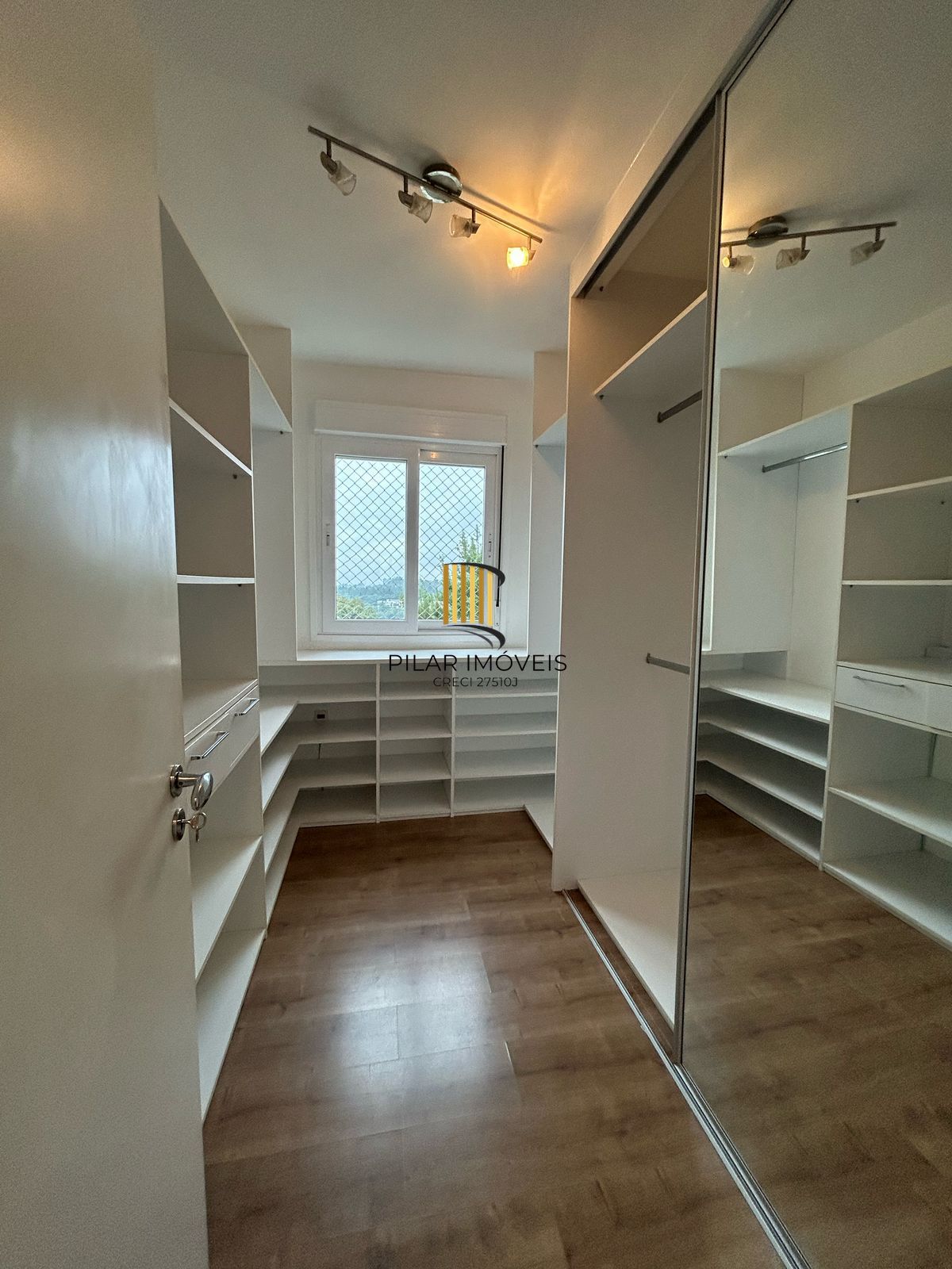 Lindo apartamento semi mobiliado, infra completa e a apenas 4 min do Iguatemi