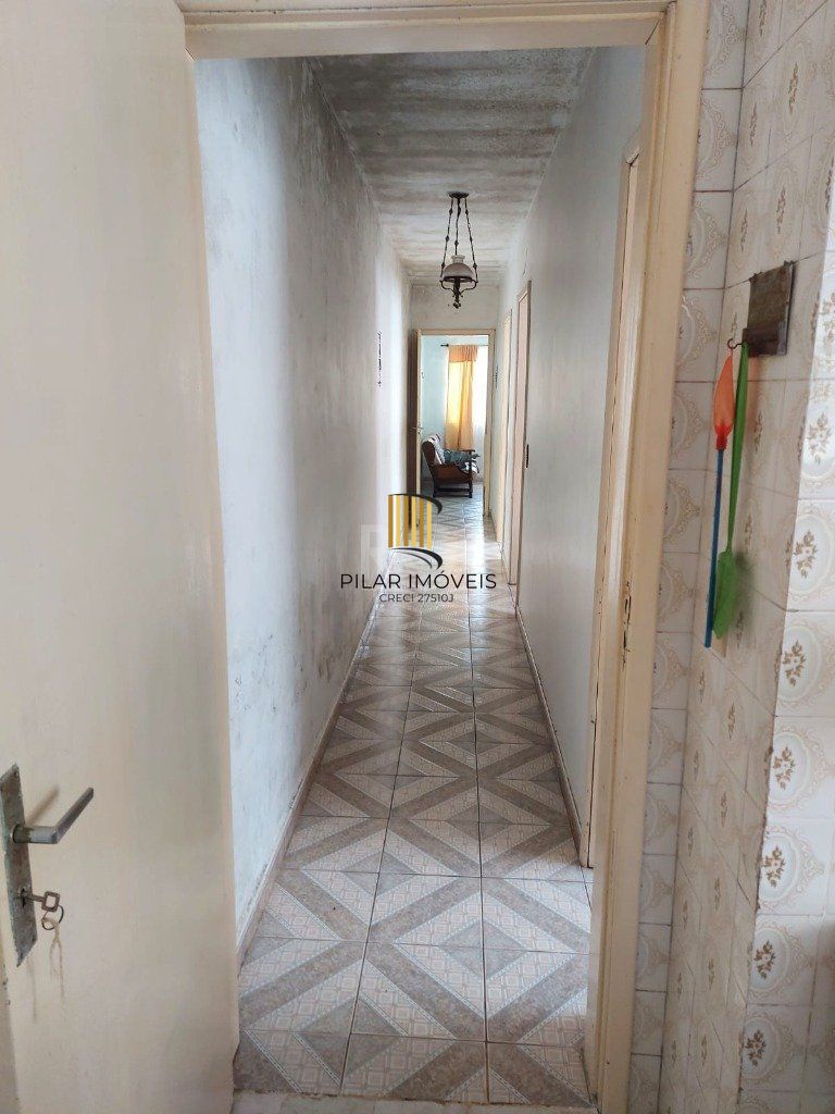 CASA COM CHURRASQUEIRA E GARAGEM PARA 2 CARROS