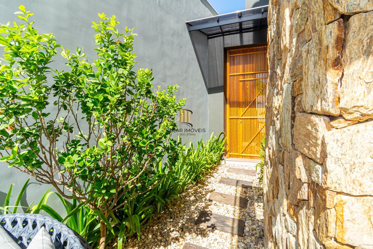 Casa de alto padrão no condomínio Vale dos Lírios