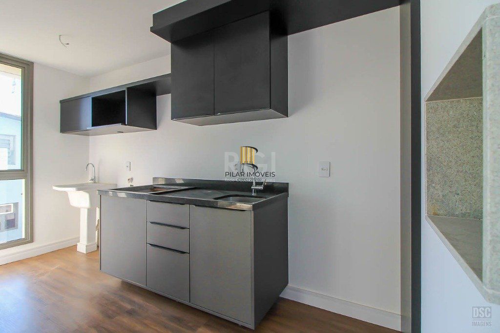 Semi mobiliado, 2 quartos (1 suíte) e 1 vaga. Infra completa e ótima localização