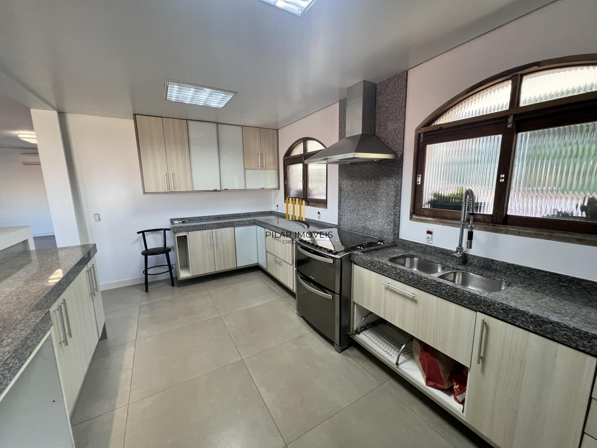 Belíssima casa no Bairro Tristeza com 645m²