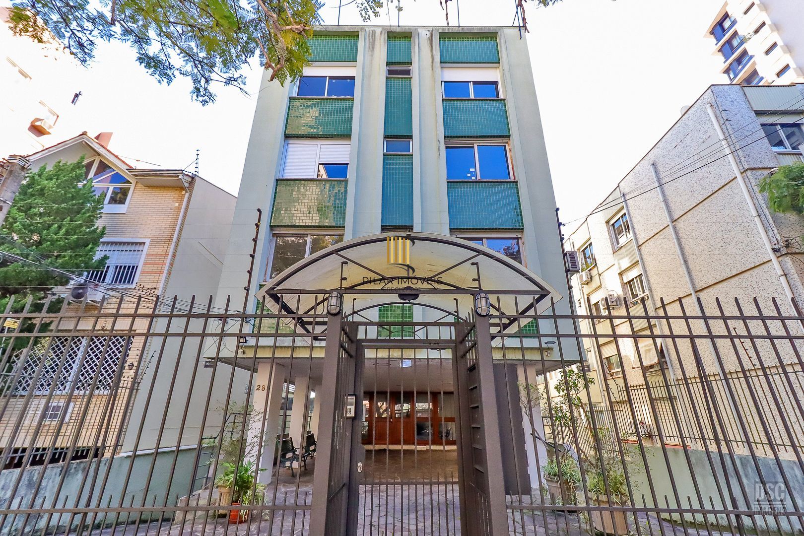 Amplo apartamento, 3 quartos (1 suíte) lavabo, escritório e 1 vaga - Petrópolis