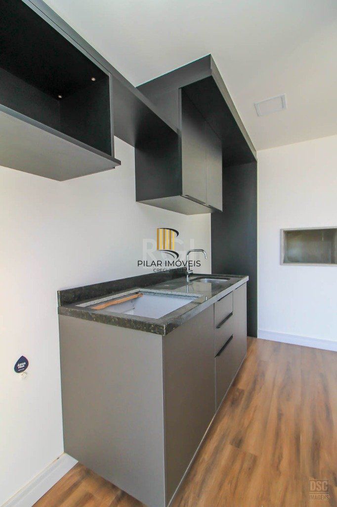 Semi mobiliado, 2 quartos (1 suíte) e 1 vaga. Infra completa e ótima localização
