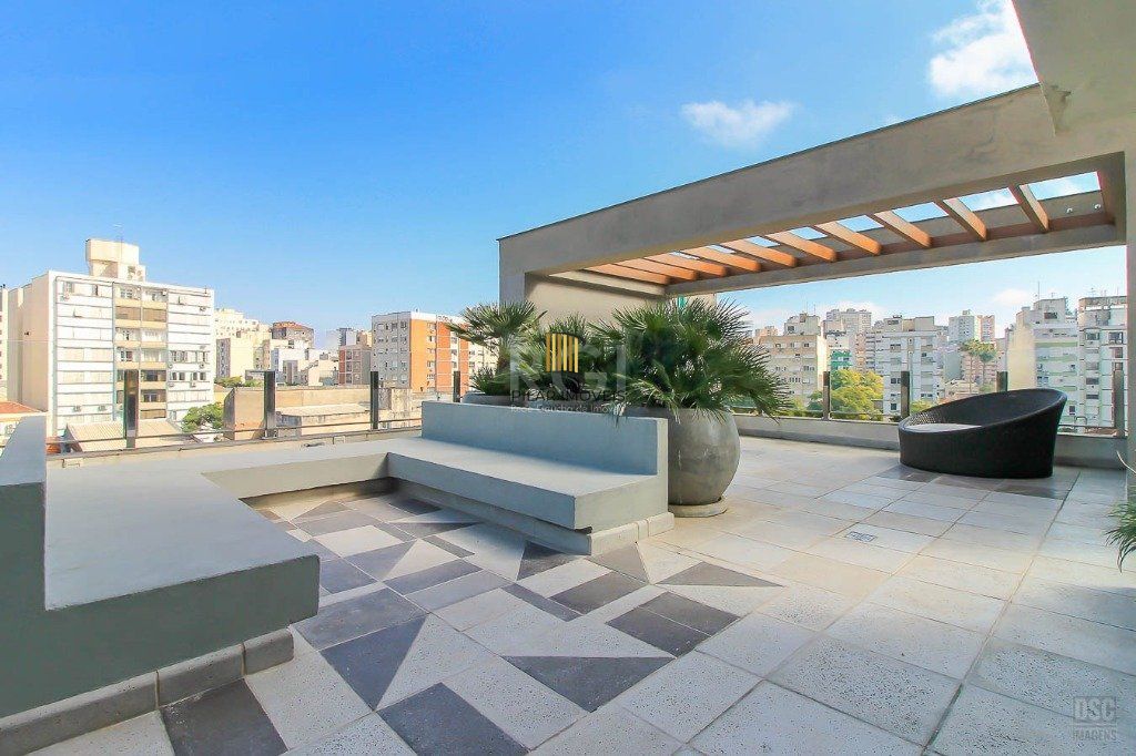 Semi mobiliado, 2 quartos (1 suíte) e 1 vaga. Infra completa e ótima localização