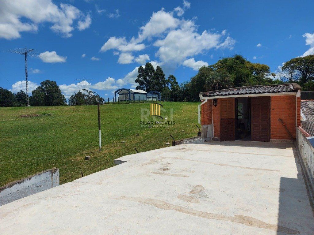 CASA COM CHURRASQUEIRA E GARAGEM PARA 2 CARROS