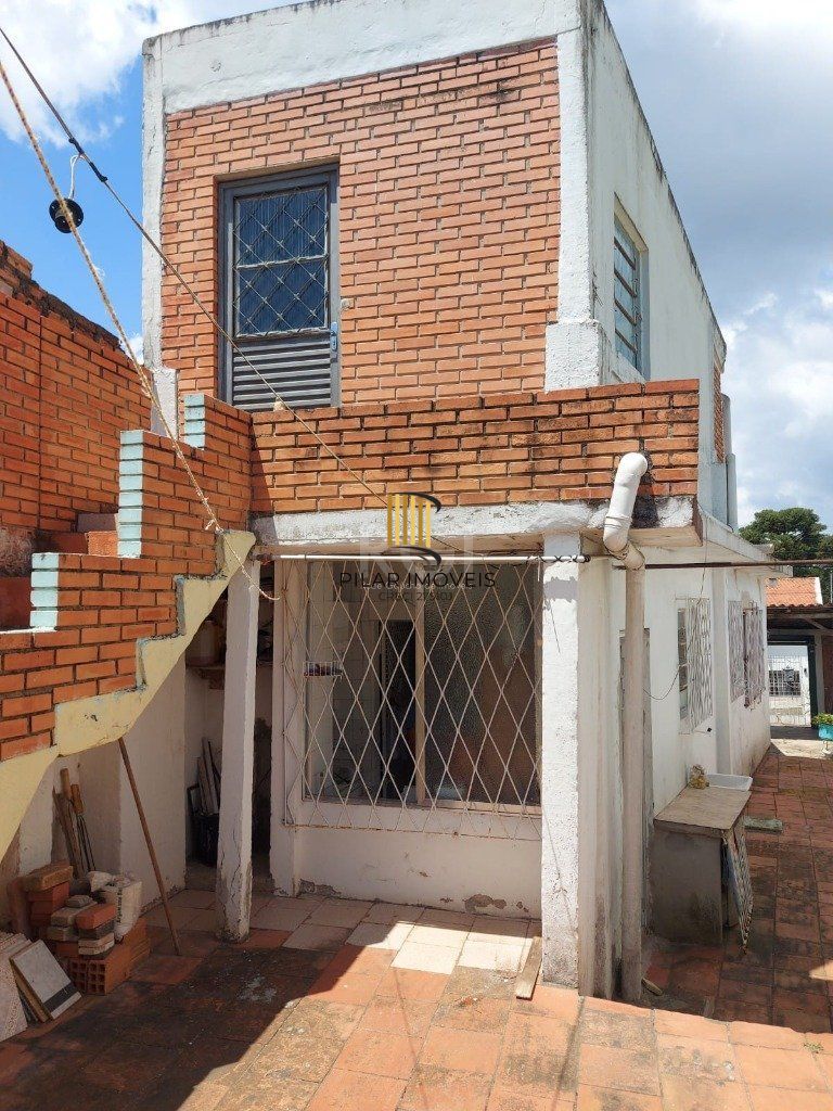 CASA COM CHURRASQUEIRA E GARAGEM PARA 2 CARROS