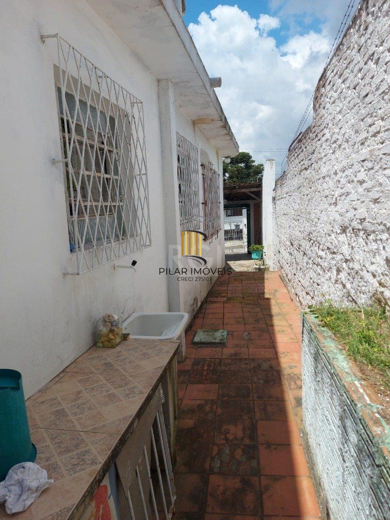 CASA COM CHURRASQUEIRA E GARAGEM PARA 2 CARROS