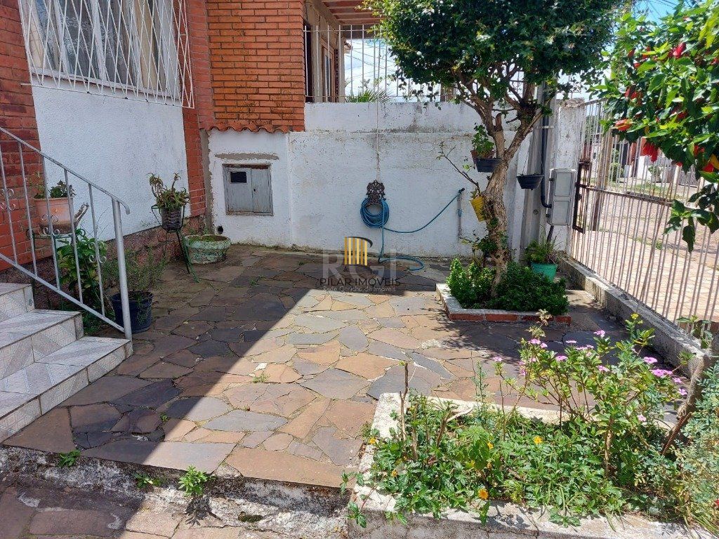 CASA COM CHURRASQUEIRA E GARAGEM PARA 2 CARROS