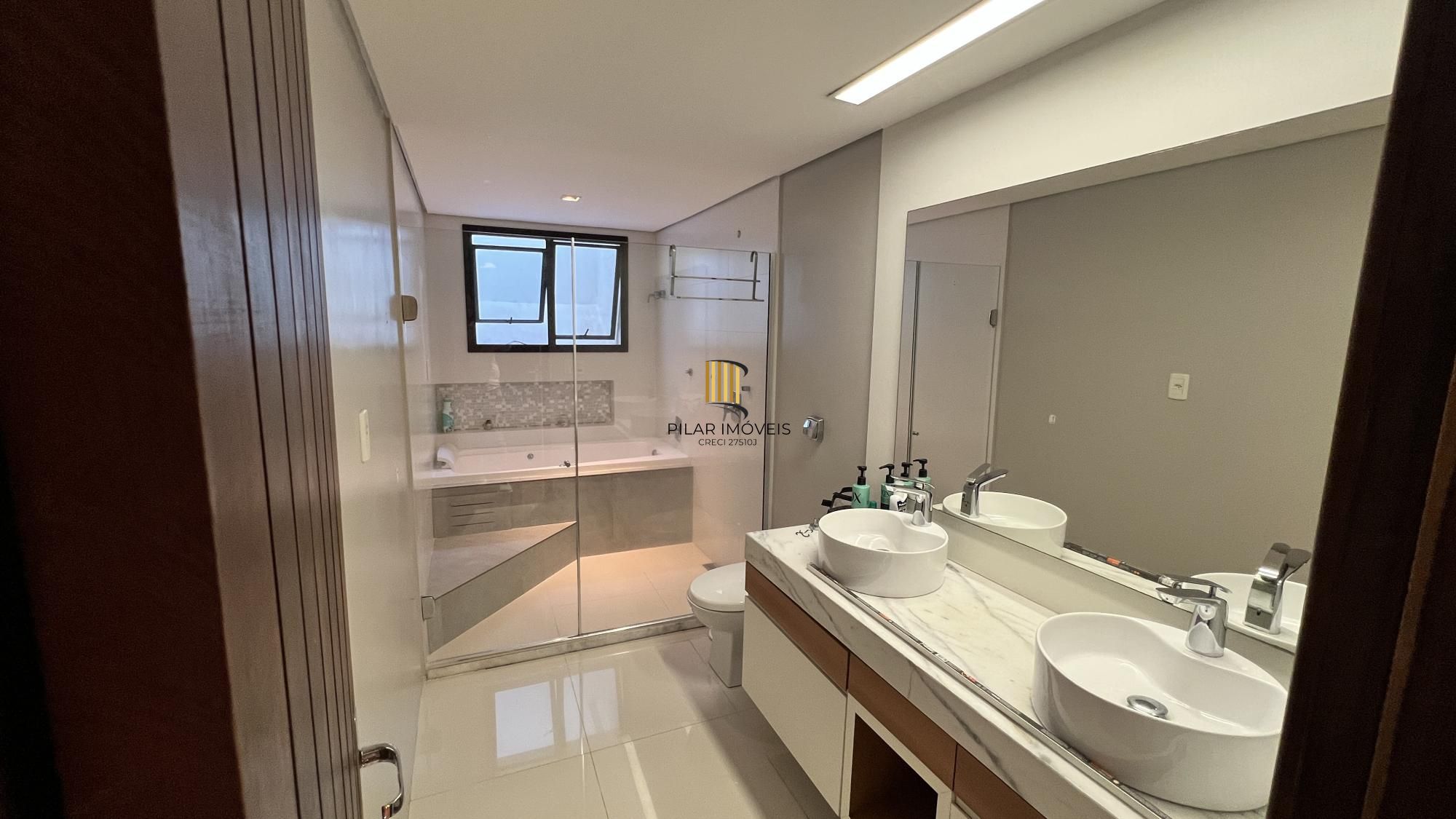 Belíssima casa no Bairro Tristeza com 645m²