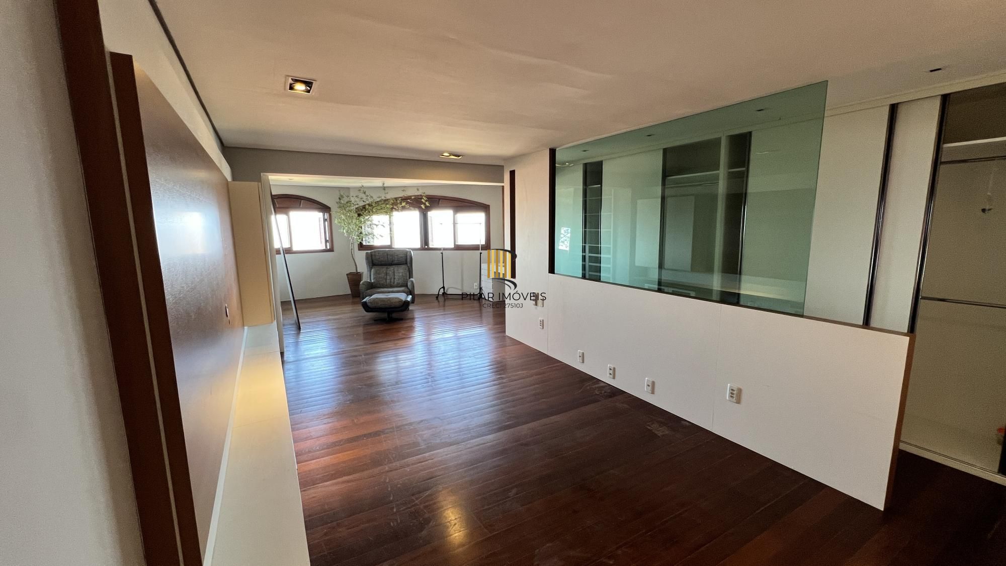 Belíssima casa no Bairro Tristeza com 645m²