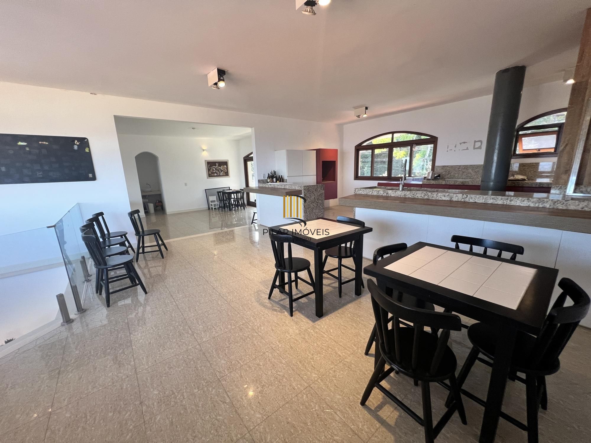 Belíssima casa no Bairro Tristeza com 645m²