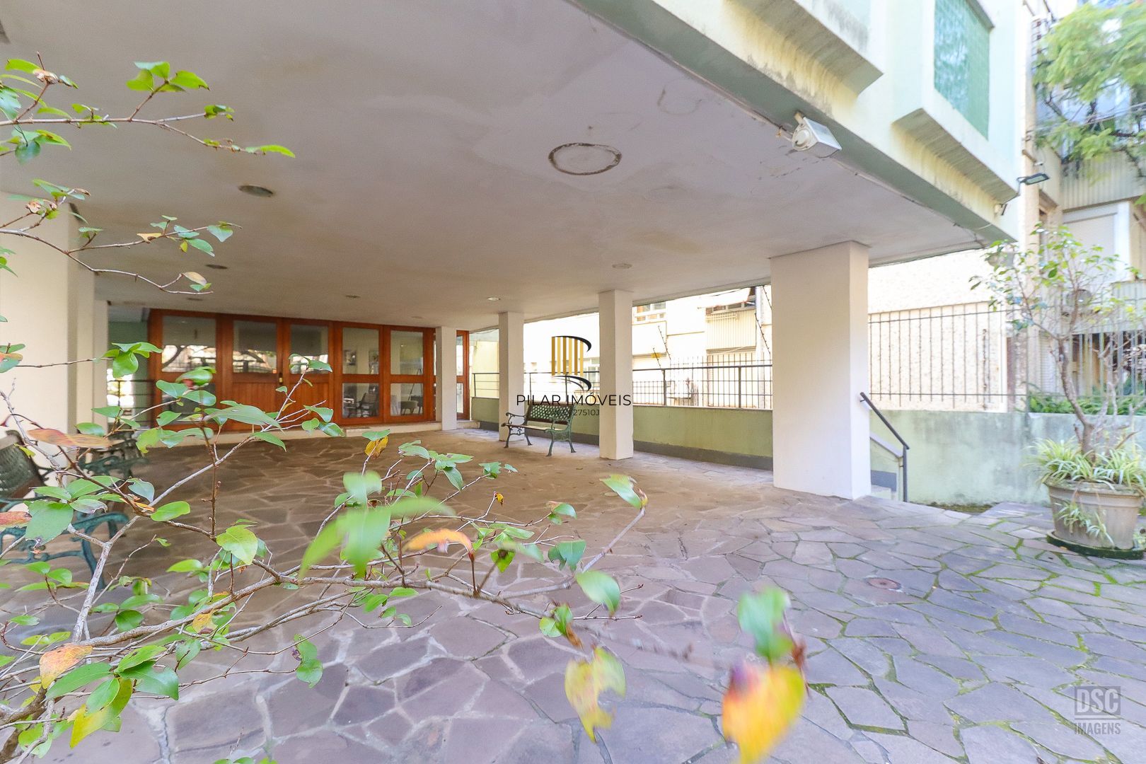 Amplo apartamento, 3 quartos (1 suíte) lavabo, escritório e 1 vaga - Petrópolis