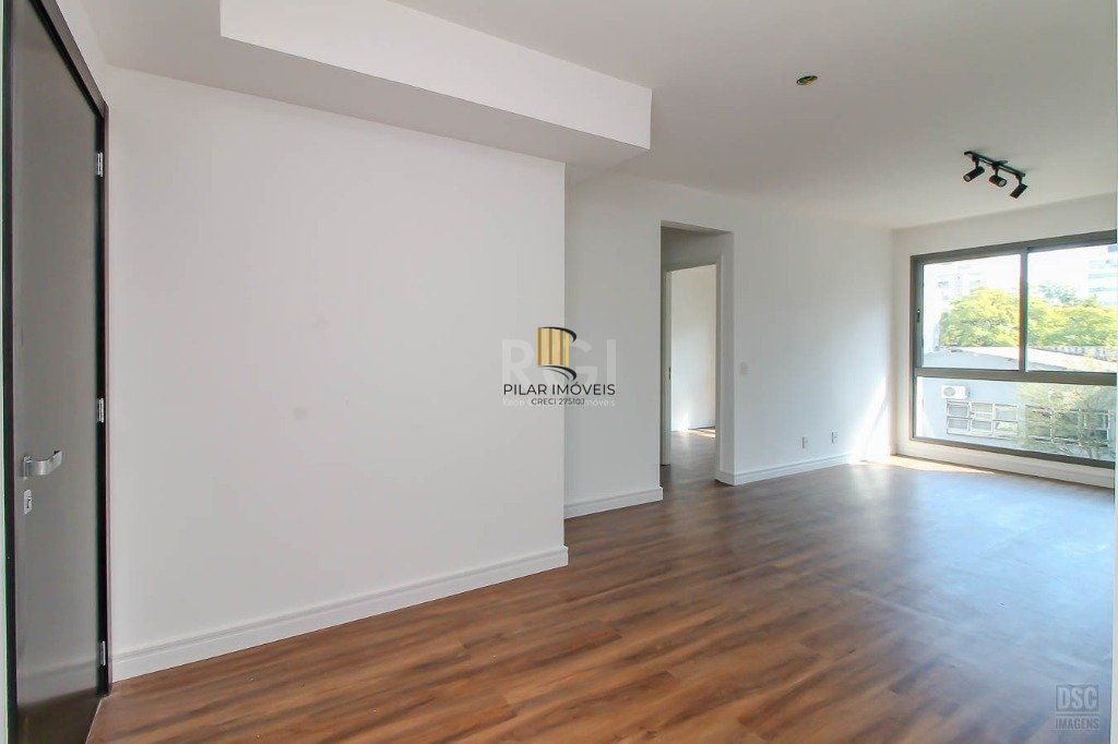 Semi mobiliado, 2 quartos (1 suíte) e 1 vaga. Infra completa e ótima localização