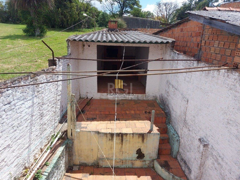 CASA COM CHURRASQUEIRA E GARAGEM PARA 2 CARROS