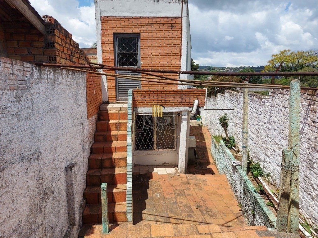 CASA COM CHURRASQUEIRA E GARAGEM PARA 2 CARROS