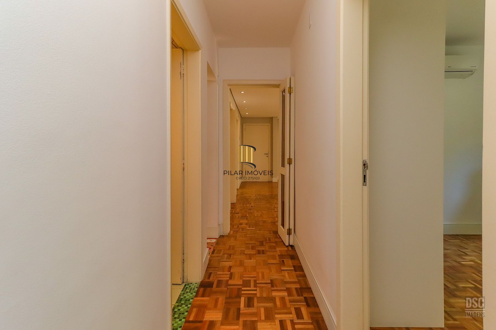 Amplo apartamento, 3 quartos (1 suíte) lavabo, escritório e 1 vaga - Petrópolis