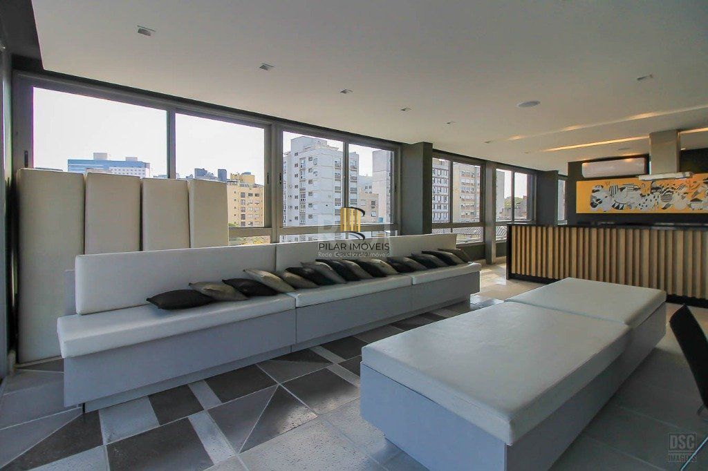 Semi mobiliado, 2 quartos (1 suíte) e 1 vaga. Infra completa e ótima localização