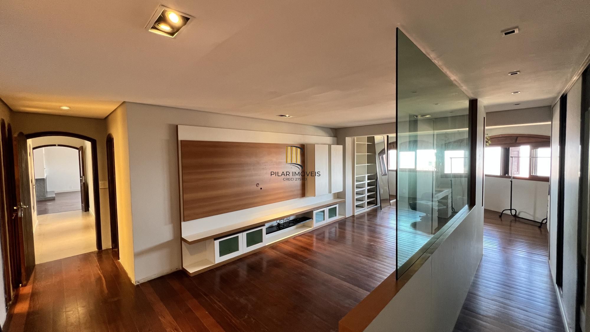 Belíssima casa no Bairro Tristeza com 645m²