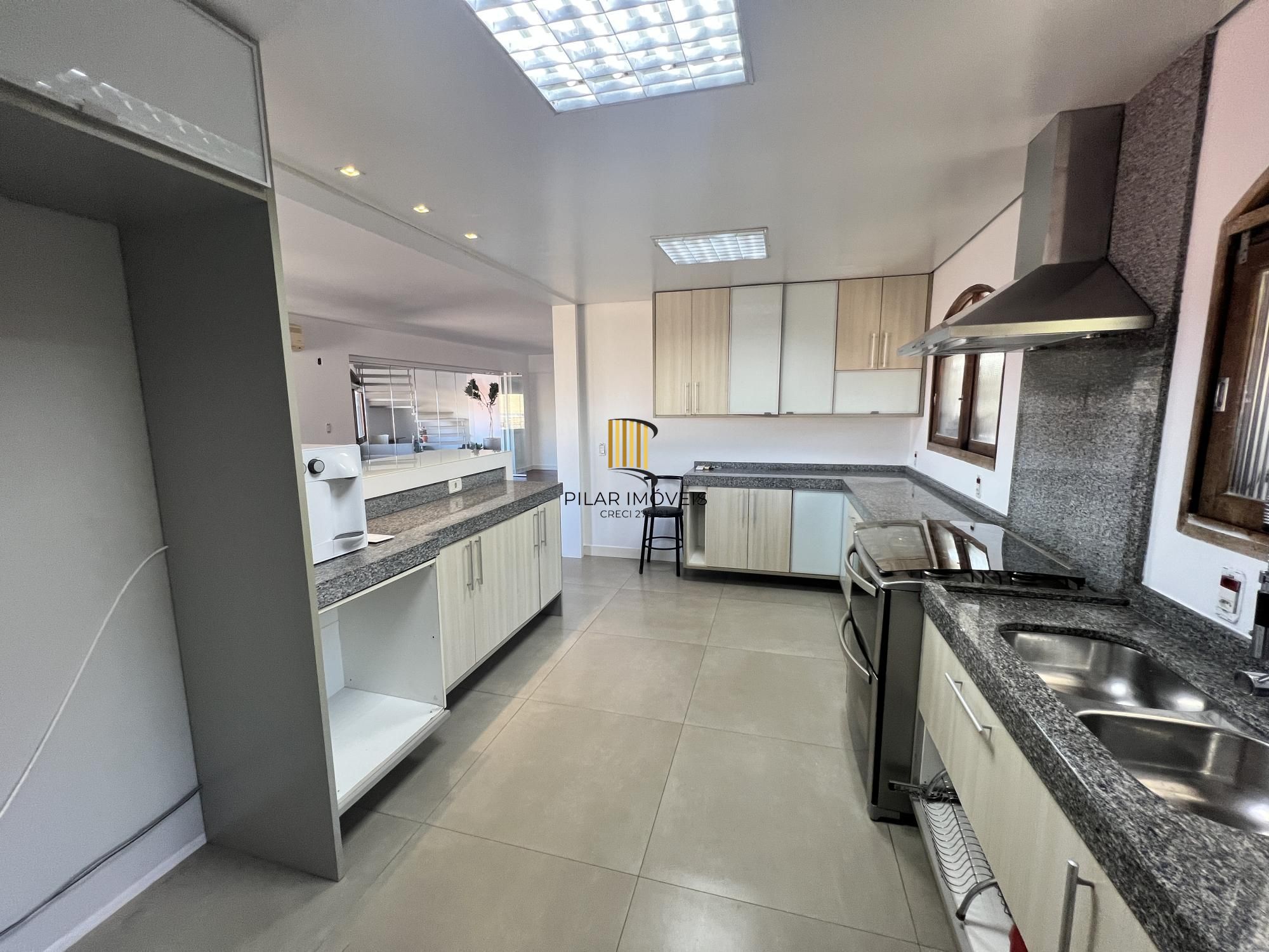 Belíssima casa no Bairro Tristeza com 645m²