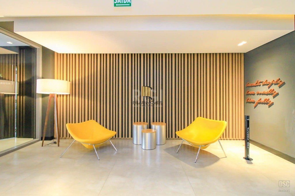 Semi mobiliado, 2 quartos (1 suíte) e 1 vaga. Infra completa e ótima localização