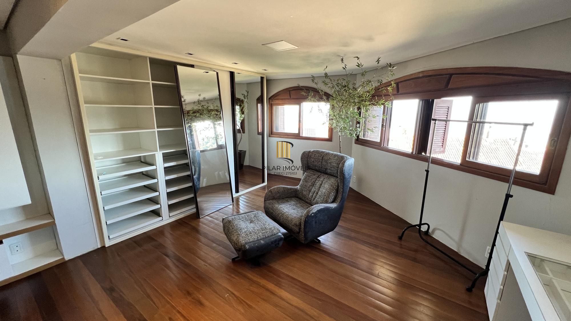 Belíssima casa no Bairro Tristeza com 645m²