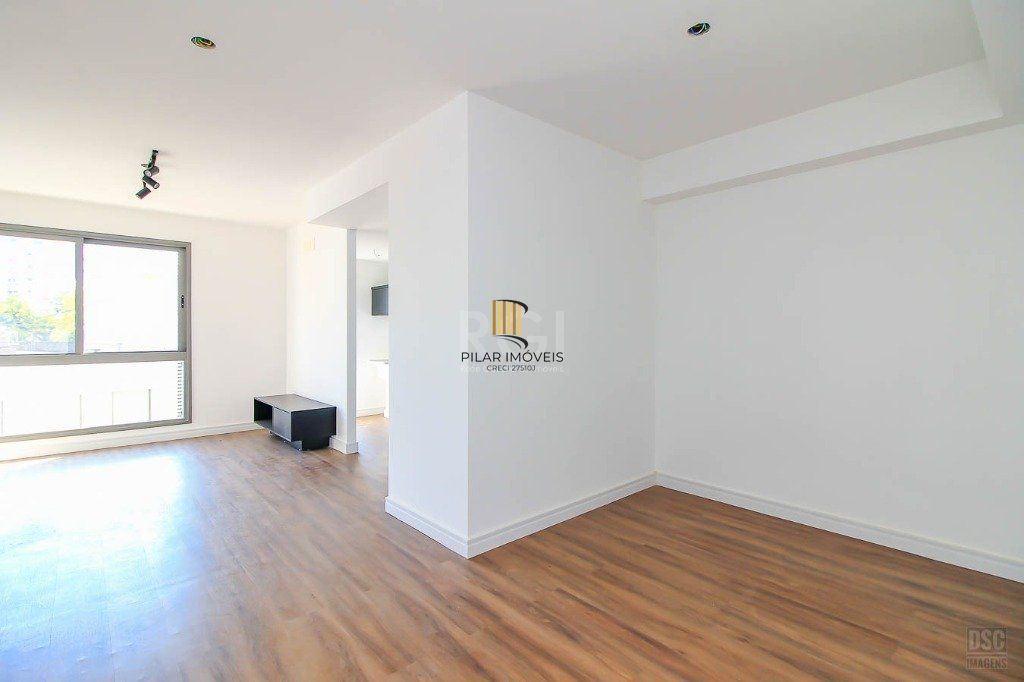 Semi mobiliado, 2 quartos (1 suíte) e 1 vaga. Infra completa e ótima localização