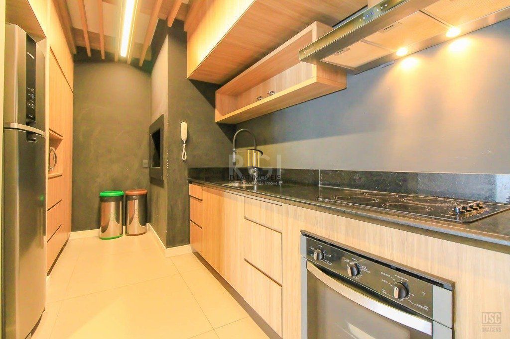 Semi mobiliado, 2 quartos (1 suíte) e 1 vaga. Infra completa e ótima localização